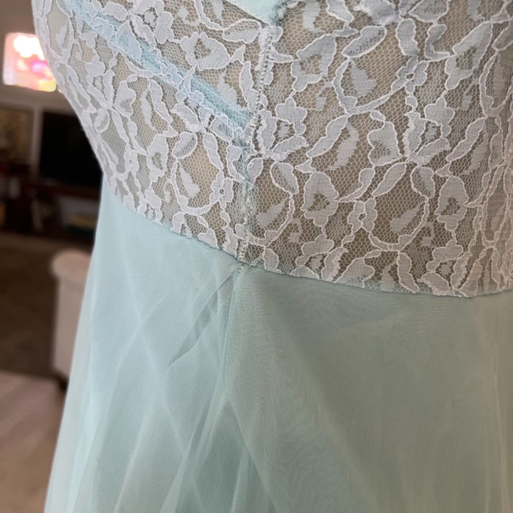 vintage lacy gown - Picture 7 of 9